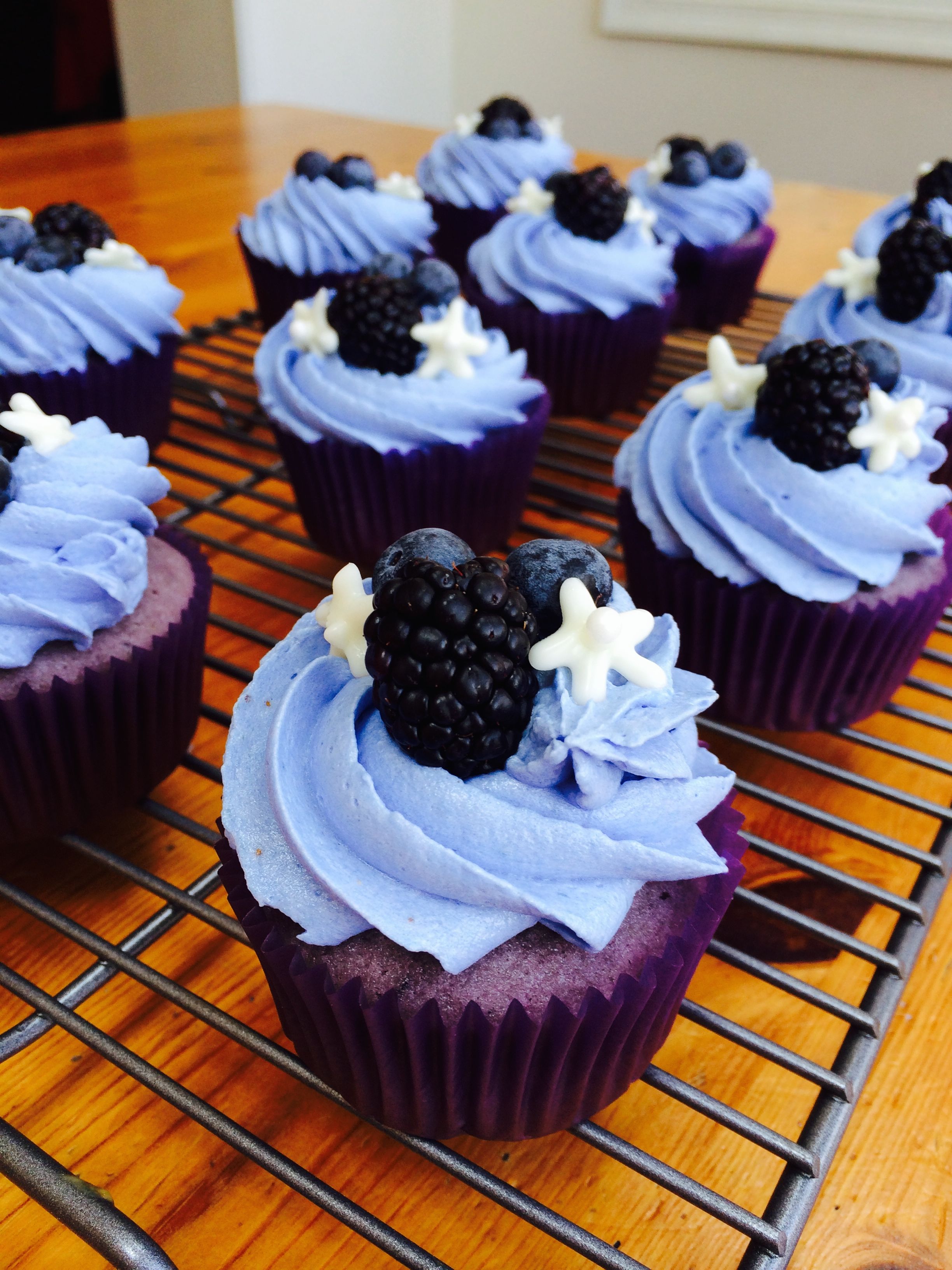 Blueberry and Blackberry Cupcakes with Blueberry Lemon ...